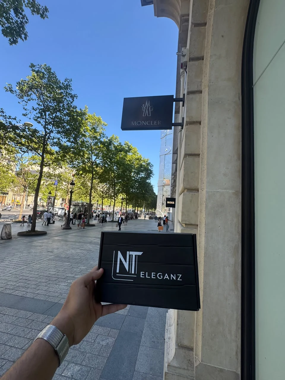 NT Eleganz em frente à Moncler em Paris